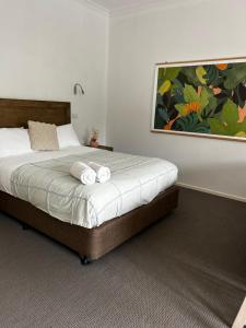 卡尔斯格伦岛公寓式酒店的一间卧室配有一张床,上面有两条毛巾