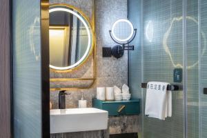 阳朔阳朔漓岸璞闲文旅酒店的一间带水槽和镜子的浴室