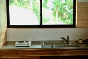 屋久岛スナッパーロック 屋久島的厨房水槽和上面的窗户