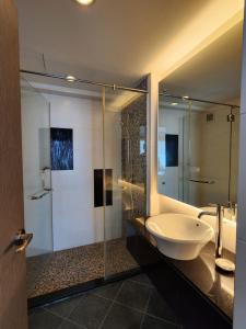 哥打京那巴鲁哥打京那巴鲁首都酒店的一间带水槽和玻璃淋浴的浴室