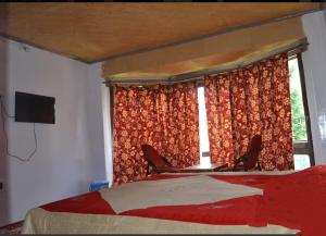 帕哈尔加姆Grand Heritage Resort的一间卧室配有一张床、两把椅子和一个窗户