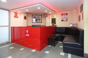 Ālīpur阿里波利旅馆的一间酒吧,里面设有黑色的沙发和红色的墙壁