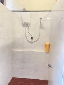 马六甲Stop @Melaka Guesthouse的带淋浴喷头的浴室