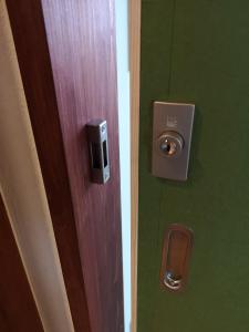 美祢Guest House Himawari - Vacation STAY 31402的门上装有锁和保险箱