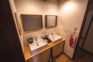 美祢Guest House Himawari - Vacation STAY 31402的浴室设有2个水槽和2面镜子
