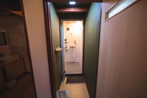 美祢Guest House Himawari - Vacation STAY 32621的带淋浴和卫生间的浴室。