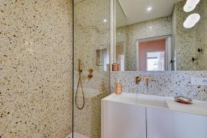 马赛La Sentinella - Appt au dessus du Vieux Port的带淋浴、盥洗盆和镜子的浴室
