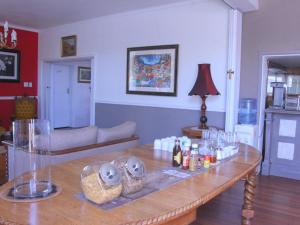 贝尔维尔波士顿旅馆的客厅配有带饮品的木桌