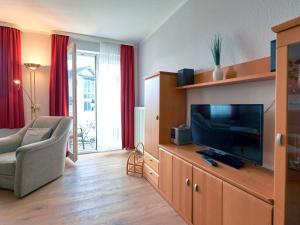 宾茨Wohnpark Stadt Hamburg - Apt. 03的客厅配有平面电视和沙发。