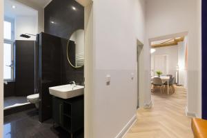 柏林Dilo Apartments - Akazien Residenz Apartment & H20 Apartment Berlin "Superior" 160 sqm的一间带水槽、卫生间和镜子的浴室
