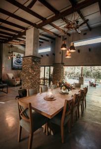 玛洛斯帕克Dream of Africa Bush Lodge的一间大型用餐室,配有木桌和椅子