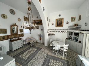 科斯基努Traditional Villa Sofia的客厅配有吊灯和桌椅