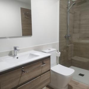 格罗韦Apartamentos O Grove Awa Bay的浴室配有卫生间、盥洗盆和淋浴。