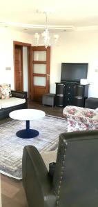 BalçovaApartman dairesi的客厅配有沙发和桌子