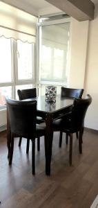 BalçovaApartman dairesi的一间带木桌和椅子的用餐室