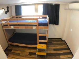 大阪松旅馆的客房设有两张双层床和梯子