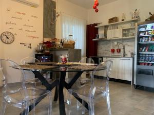 布林迪西Villa Anna GuestHouse的厨房里设有1间带桌椅的用餐室