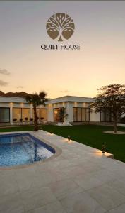 八田Quiet House villa的一座别墅,在一座建筑前设有一个游泳池