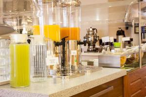 科隆Trip Inn Hotel Ariane的厨房里备有橙汁的柜台