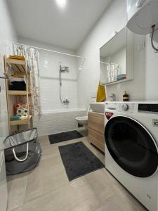 诺维萨德Kej Garden - Two bedroom apartment.的白色的浴室内配有洗衣机。