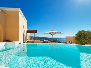 费拉阿切佩尔麦逊酒店的一个带遮阳伞的游泳池以及大海