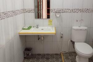 KelianUrbanview Hotel Yasminstar Muntok的一间带卫生间和水槽的浴室