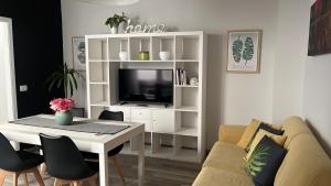 加比切马莱Appartamenti Mar y Sol的客厅配有沙发和带电视的桌子