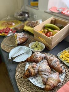 帕尔马Hotel Brenta的一张桌子,上面放着糕点盘和一盒水果