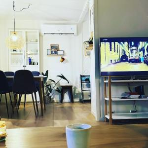 TvøroyriSummarhús29的客厅配有平面电视和桌子。