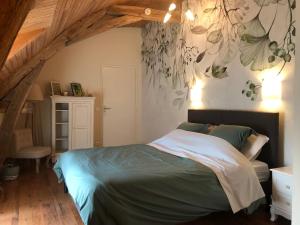 PontlevoyLa Saulainière的一间卧室配有一张壁画床