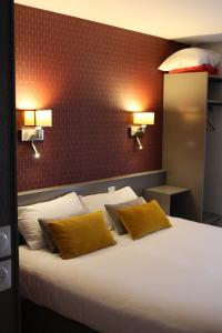 凯恩克洛库斯酒店的一间卧室配有一张大床和两张黄色枕头