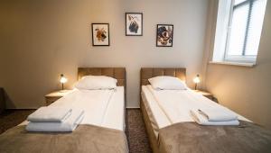 奥尔什丁帕拉斯别墅酒店的配有2张单人床的客房,配有2盏灯