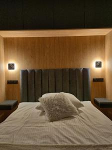 戈尔利采Apartament 3 Maja 4的卧室配有一张带两个灯的大白色床