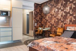 布达佩斯Grand Suites Corvin的酒店客房配有一张床铺和一张桌子。