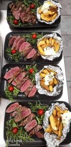 布雷日采Guesthouse Pr'Šefu的桌上四盘带肉和蔬菜的食物
