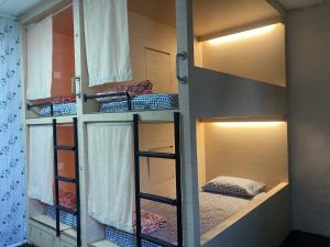 马六甲Stop @Melaka Guesthouse的一间房间,设有三张双层床
