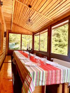 兰卡Cabana Rânca的小屋内带桌子的用餐室