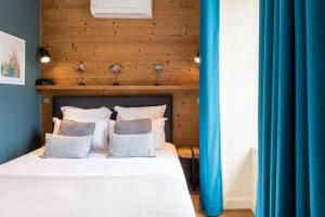 安锡ALPES Annecy Rent Lodge的一间卧室配有蓝色窗帘的床