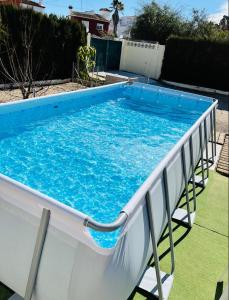 Casas Devesa住宅乡村民宿的庭院里的一个蓝色海水大型游泳池