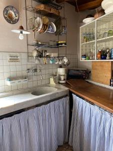 菲纳莱利古雷Casa Olivia Lacremà的厨房配有水槽和台面