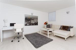 StanningleyNazarene apartments in Leeds的白色的客厅配有白色的沙发和书桌