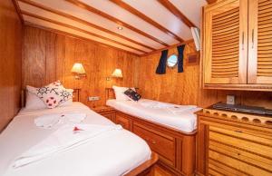 费特希耶Hka Neta Yachting的小房间,船上有两张床