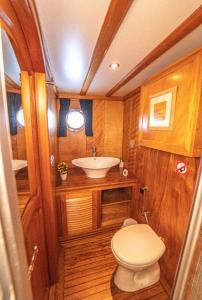 费特希耶Hka Neta Yachting的一间带水槽和卫生间的小浴室