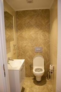 CeditVacation home with private pool, Fethiye, Oludeniz的浴室配有白色卫生间和盥洗盆。