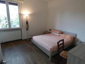 蒂勒尼亚Casa Vannini的一间卧室配有一张床、一张桌子和一个窗户。