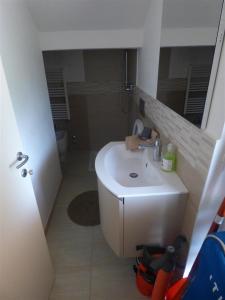 蒂勒尼亚Casa Vannini的浴室设有白色水槽和镜子