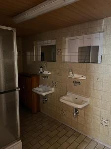 加格瑙Naturfreundehaus Grosser Wald的浴室设有2个水槽和2面镜子