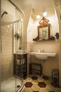 维罗纳Il Calamaio的一间带水槽和玻璃淋浴的浴室