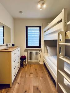 蒂蒂湖-新城Ferienwohnung Niki的一间卧室配有双层床和窗户。