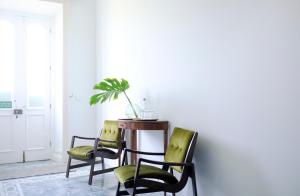 GinetesVilla Várzea - Country Suite的一间房间,配有三把椅子和一张桌子,种植了植物